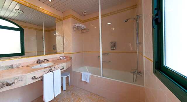 Номер Standard с видом на бассейн Hotel La Laguna Spa & Golf