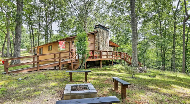 Коттедж с 2 комнатами Quaint Murphy Cabin in Serene Wooded Setting!