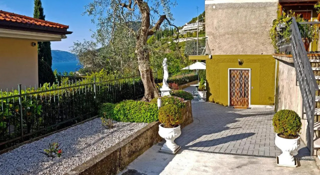 Апартаменты Bellavista lago Apartment patio and view by Gardadomusmea