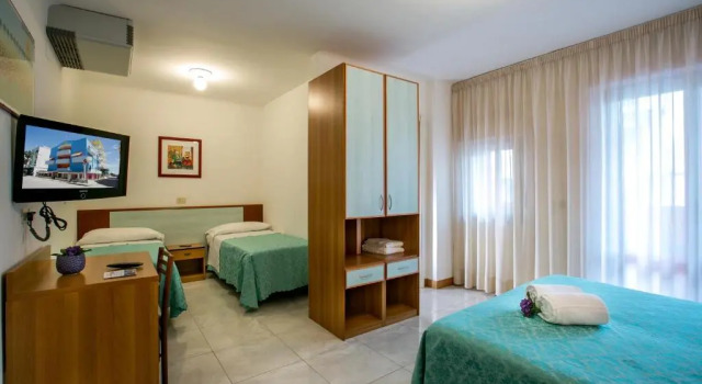 Четырёхместный номер Standard с балконом Hotel Le Soleil