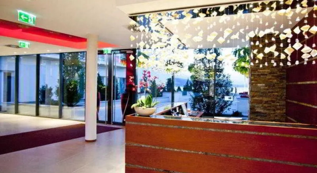 Lakes - My Lake Hotel, Забронировать Курортный отель Отели Пёрчах-ам-Вёртерзе с парковкой, рядом с Congress Center Wörthersee, Парковка