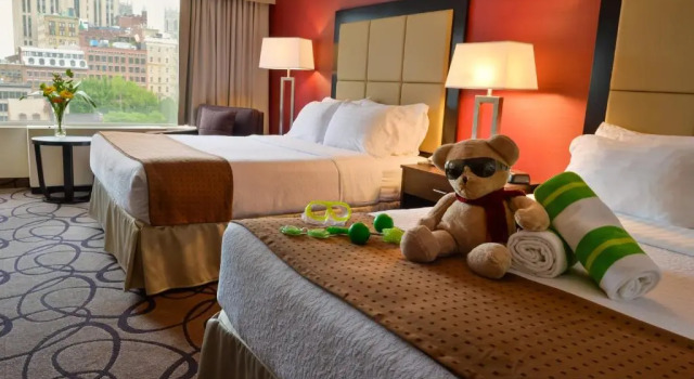 Четырёхместный номер Standard с видом на город Holiday Inn Montreal Centre Ville Downtown by IHG