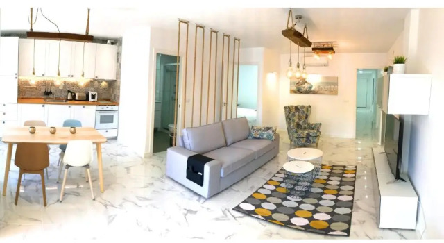 New central 2BR apartment 100m-to-beach free parking