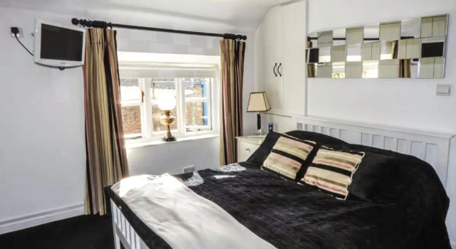 Hobbits Hole, Book Hotel Brough 