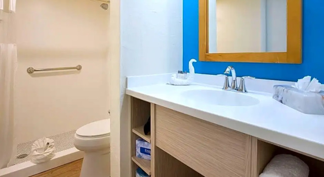Четырёхместный номер Standard с красивым видом из окна Outrigger Beach Resort