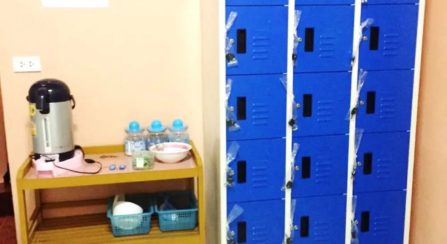 Кровать в общем номере Jinda Hostel