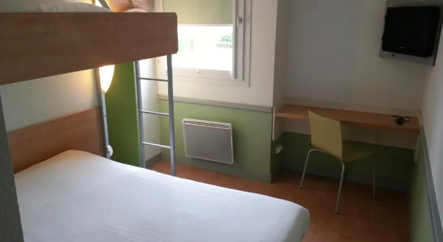 Трёхместный номер Standard ibis budget Chateaudun