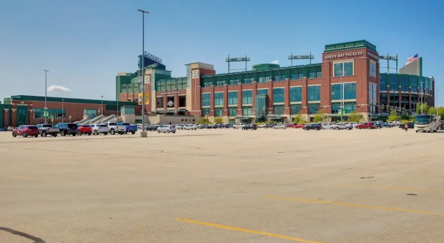 Retro Green Bay Home: Steps to Lambeau Field!, Varaa Hotelli Hotellit Green Bay pysäköinnillä, Pysäköinti