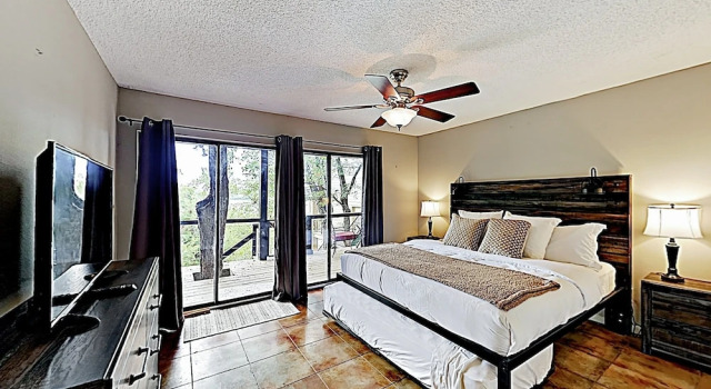 New Listing! Stunning Lakefront W/ Hot Tub & Cove 4 Bedroom Home, Réserver Hôtel Spicewood Texas