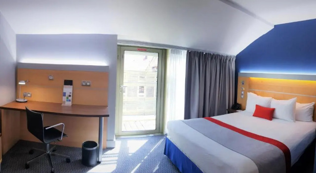 Двухместный люкс с балконом и с видом на канал Holiday Inn Express Paris-Canal De La Villette by IHG