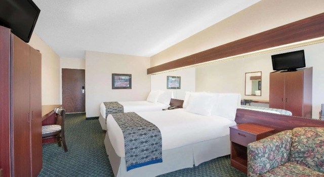 Четырёхместный номер Standard Microtel Inn & Suites by Wyndham Hamburg