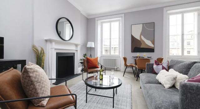 JOIVY Luxurious 2 Br Apt On Notable George Street, Забронировать Отель Эдинбург Midlothian, рядом с Национальный музей Шотландии