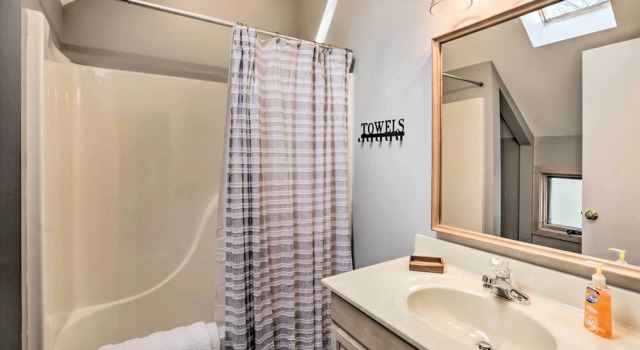 Коттедж Serene Hideaway With Views, 1 Mi to Hike & Ski!