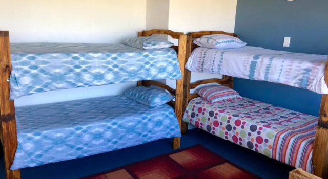 Кровать в общем номере Never at Home Hermanus