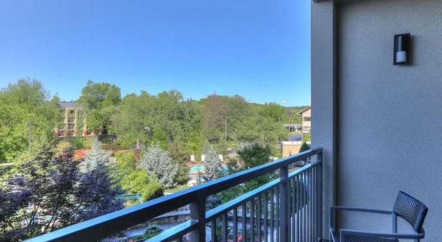 Четырёхместный номер Standard с балконом и с видом на реку Courtyard by Marriott Pigeon Forge