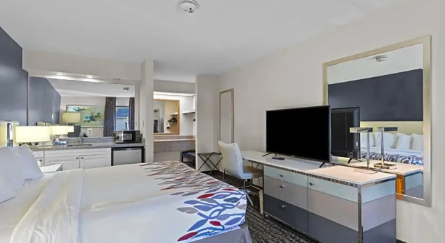 Люкс Deluxe Quality Hotel Morehead City