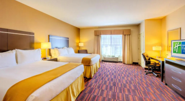 Четырёхместный номер Standard Holiday Inn Express and Suites Granbury by IHG
