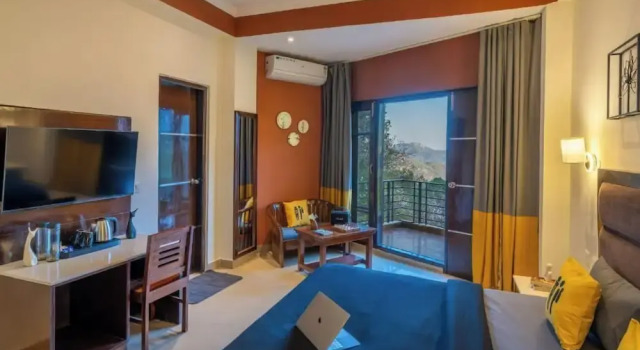 Двухместный номер Deluxe с балконом и с красивым видом из окна The Hosteller Kasauli