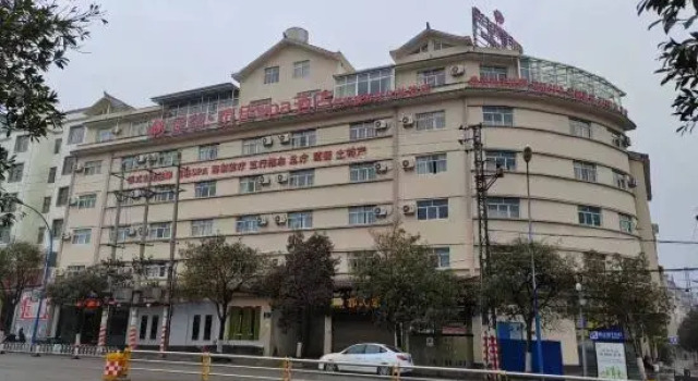 Luoping Golden Valley Taijia SPA Hotel, Book Ferieresort Hoteller i Luoping med parkering, Parkering
