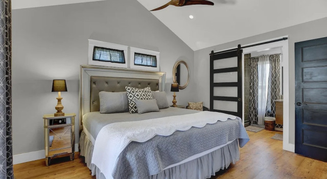 New! Luxury Home 1blk From Main St W/hot-tub&grill, Забронировать Отель Отели Фредериксберг 3 звезды, рядом с Галерея Чарльза Бекендорфа, 3*