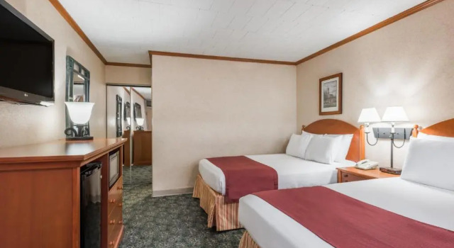 Номер Deluxe Ramada by Wyndham State College Hotel & Conference Center
