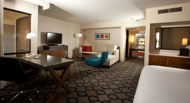 Hilton Palm Springs, Забронировать Курортный отель Отели Палм-Спрингса с завтраком, рядом с Plaza de las Flores Shopping Center, Завтраки