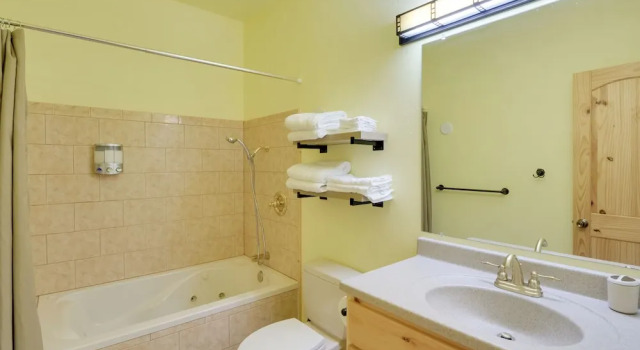 Коттедж с 3 комнатами с балконом 8696: 360 Mtn View & On-site Hiking!