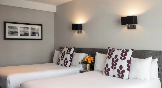 Четырёхместный номер Premium с видом на внутренний двор SkyCity Hotel Auckland