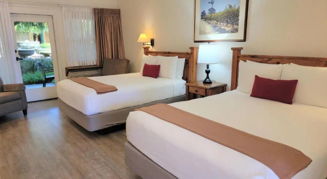 Четырёхместный номер Deluxe El Pueblo Inn