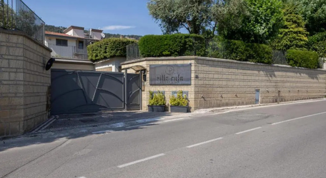 Villa Rufo, Забронировать Вилла Отели Казерта с парковкой, рядом с Azienda Ospedaliera Sant'Anna e San Sebastiano, Парковка