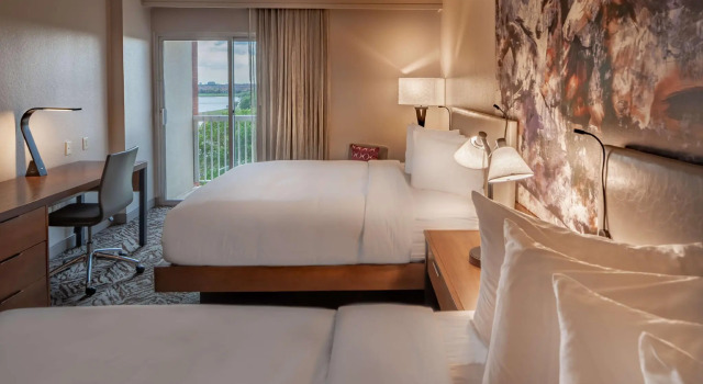 Четырёхместный номер Standard с балконом и с видом на озеро DoubleTree by Hilton Dallas-Farmers Branch