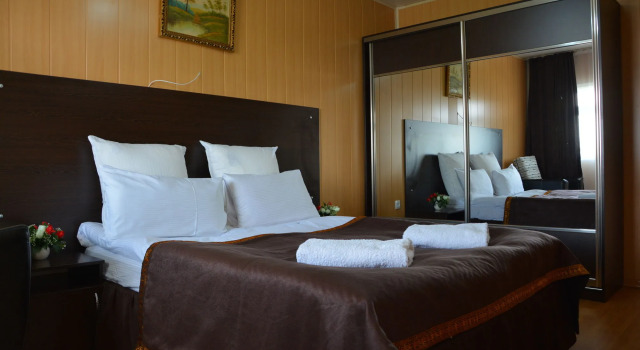 Baitour Complex, Book Hotel Hoteller i Privokzalʼnoye med parkering, Parkering