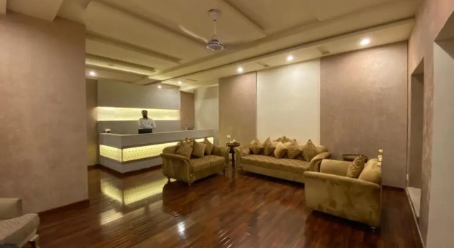 Shelton, Rezervasyon Otel Gulberg Lahor, Fortress Square yakınında