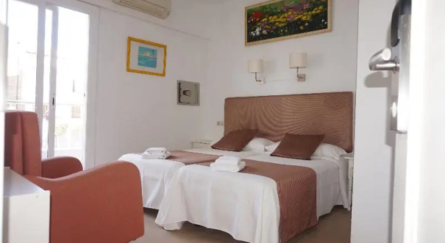 Трёхместный номер Standard с балконом Hotel Hermes