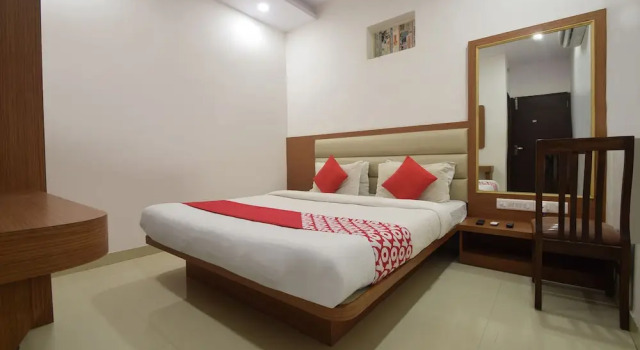 Двухместный номер Standard с балконом Collection O 2228 Hotel Royal Icon