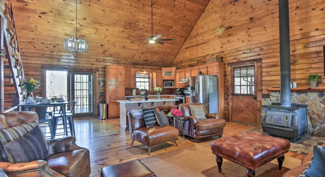 Коттедж Luxury Pearcy Cabin w/ 5 Private Acres + Hot Tub!