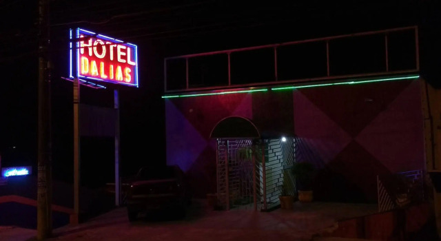 Hotel Dalias, Забронировать Отель Отели Гуарульюс с парковкой, рядом с Стадион «Антониу Суарис ди Оливейра», Парковка