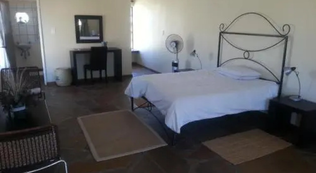 Okapuka Safari Lodge, Prenota Hotel Hotel 3 stelle a Windhoek, 3*