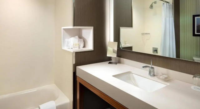 Четырёхместный номер Standard Courtyard by Marriott Erie Bayfront