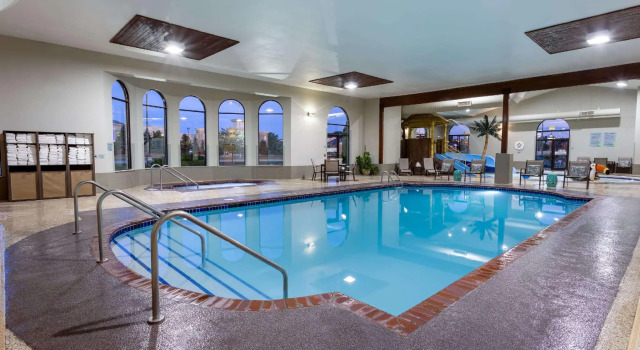 Кровать в общем номере Wingate by Wyndham Wisconsin Dells Waterpark