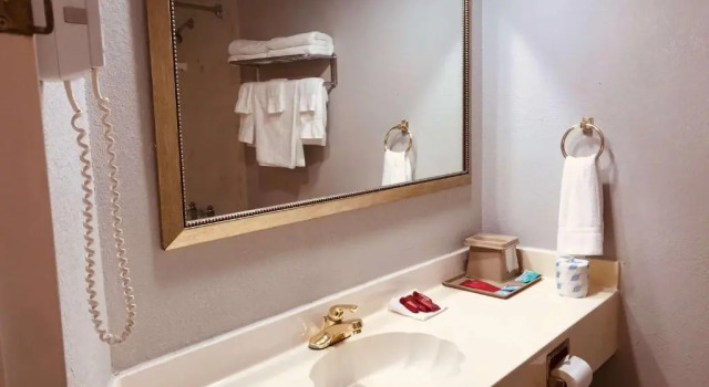 Люкс с балконом и с видом на бассейн SureStay Plus Hotel by Best Western Greenwood