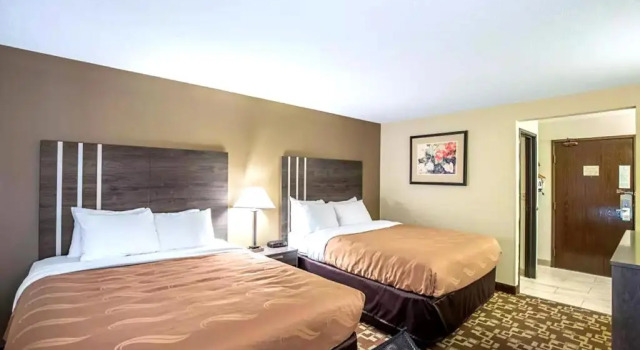 Четырёхместный номер Standard Norwood Inn & Suites Milwaukee