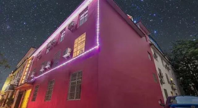Jinchun Electronic Sports Hotel Lijiang, Забронировать Отель Лицзян Юньнань, рядом с Улица Сквер-стрит Древнего города Даянь
