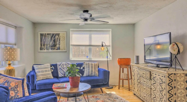 Chic Bungalow: Yard & Fire Pit ~ 2 Mi to Downtown, Varaa Lomakoti Santa Fe New Mexico