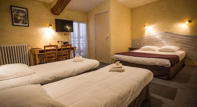 Четырёхместный номер Standard Logis hôtel du terreau