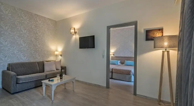 Семейные апартаменты с балконом Icarus Suite Apartments