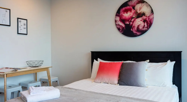 Brand New Spacious Studio Apt, Pool, Gym & Sauna, Забронировать Отель Отели Окленда с бассейном, Бассейн