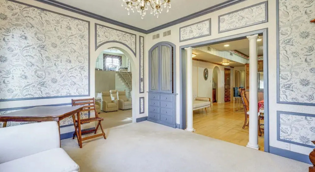 Historic Auburn Home w/ Theater & Yard!, Rezerwuj Dom wakacyjny Wille w Indiana, Willa