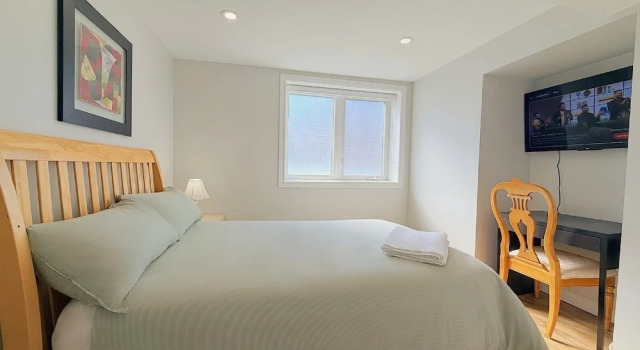 Двухместный номер Classic с видом на сад Cozy Rooms in Bright Walkout Suite - Newly Renovated in 2026