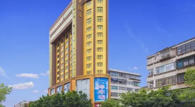 Chuxiong Xinlu Cloud Hotel, Rezerwuj Hotel Hotele w Chuxiong z parkingiem, Parking